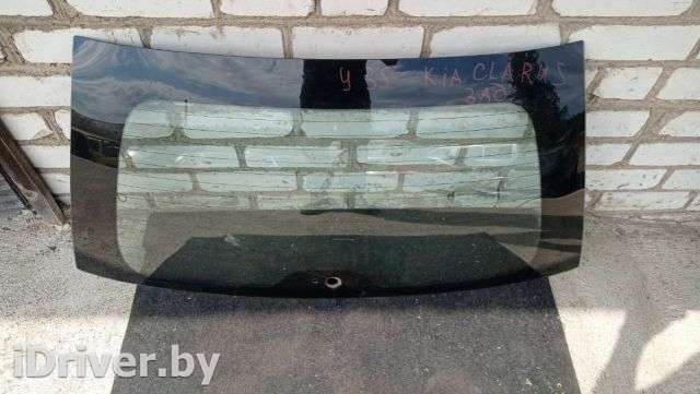 Заднее стекло Kia Clarus 1999г.  - Фото 1