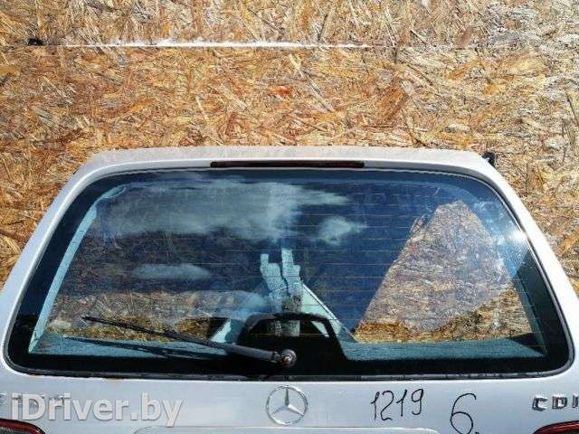 Заднее стекло Mercedes E W210 2000г.  - Фото 1
