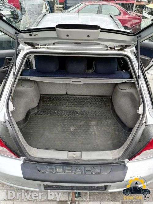 Накладка внутренняя на заднюю панель кузова Subaru Impreza 2 2002г.  - Фото 1