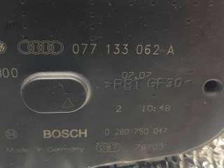 заслонка дроссельная Audi A8 D3 (S8) 2005г. 077133062A - Фото 4