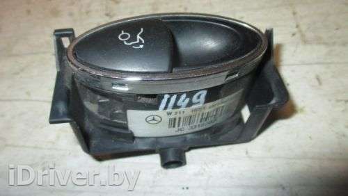 Кнопка открывания багажника Mercedes E W211 2002г. 2118211151 - Фото 1