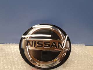 62890HV20A Эмблема решетки радиатора Nissan Qashqai 2 Арт Z302957