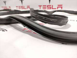 Уплотнитель Tesla model X 2016г. 1118637-00-F,1032469-00-C - Фото 2