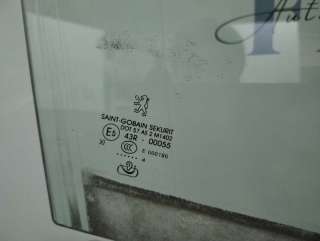 Стекло двери передней правой Peugeot 5008 2010г.  - Фото 2