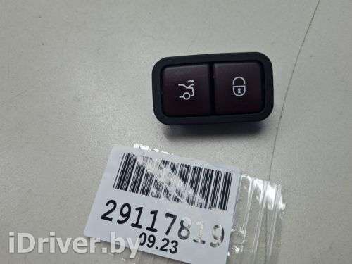 Кнопка закрывания багажника Mercedes C W205 2015г. A2208211479 - Фото 1