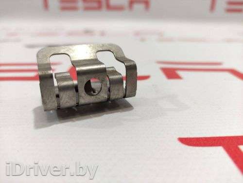 Клипса Tesla model S 2014г. 1005896-00-G - Фото 1