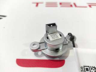 1042629-00-C Кнопка открытия багажника Tesla model X Арт 9922456, вид 2