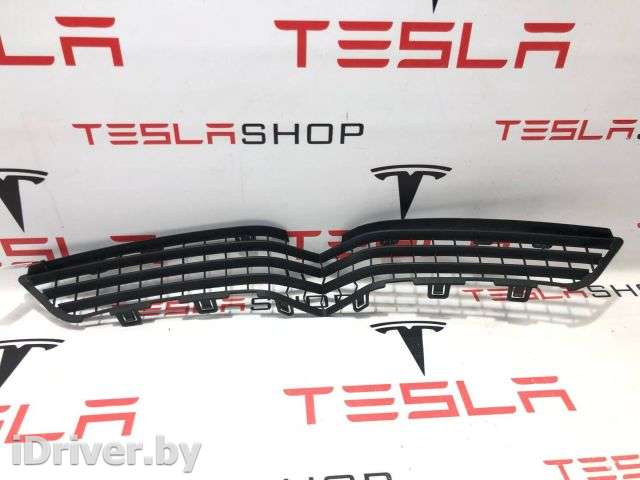 Заглушка (решетка) в бампер передний Tesla model X 2017г. 1050143-00-E - Фото 1